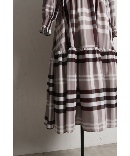 tocco closet(トッコ クローゼット)の「ビックボウタイリボン付きチェック柄シャーリングワンピース(ワンピース・レディース・グレー/ベージュ・M)」の16枚目の写真