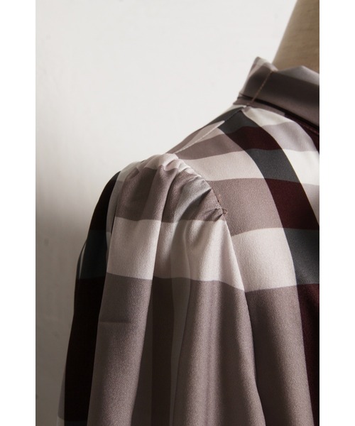 tocco closet(トッコ クローゼット)の「ビックボウタイリボン付きチェック柄シャーリングワンピース(ワンピース・レディース・グレー/ベージュ・M)」の15枚目の写真