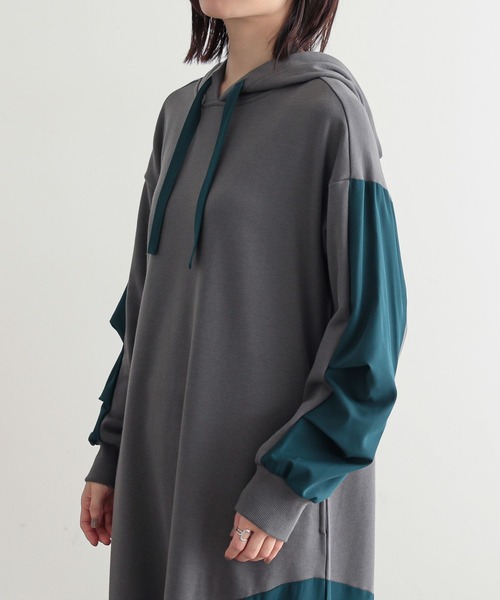 n'OrLABEL(ノアールレーベル)の「異素材切替フード付きワンピース(ワンピース・レディース・ブラック/チャコール・1/2)」の15枚目の写真