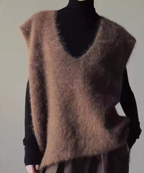 SPIGA(スピーガ)の「深Vシャギーセミロングニットベスト(ベスト・レディース・ブラウン/レッド/グレー・SMALL/MEDIUM)」の2枚目の写真