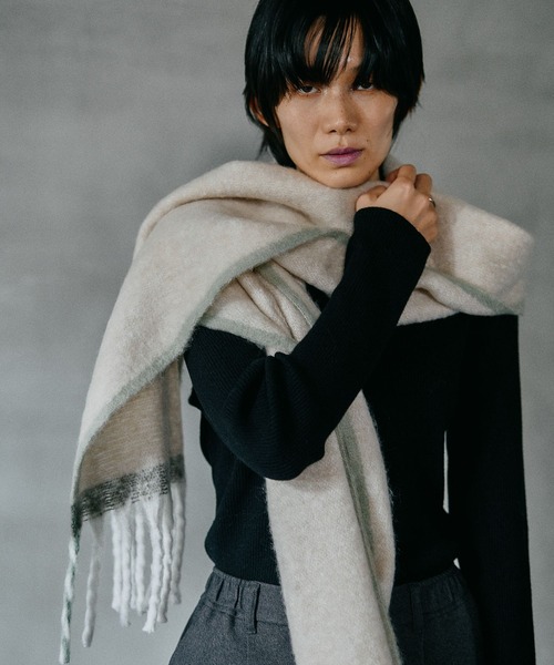 LEPSIM（レプシィム）の「配色無地ストール　587985（ストール/ショール・レディース・チャコールグレー/レッド/アイボリー・ONE SIZE）」の2枚目の写真