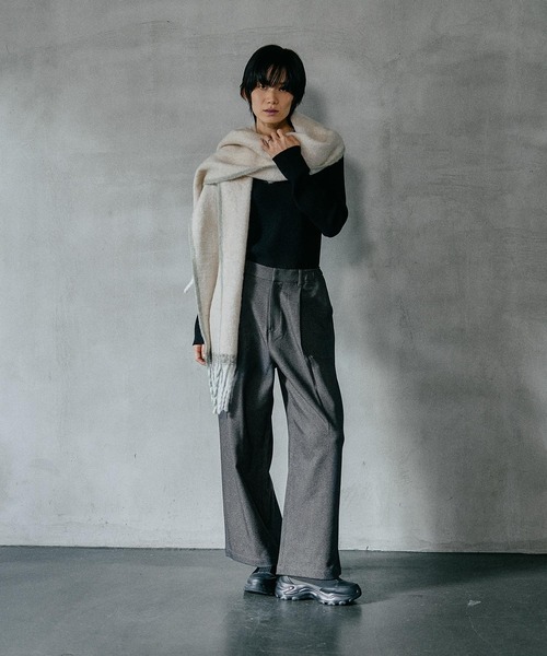 LEPSIM（レプシィム）の「配色無地ストール　587985（ストール/ショール・レディース・チャコールグレー/レッド/アイボリー・ONE SIZE）」の5枚目の写真