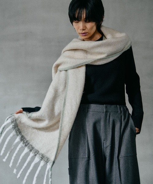 LEPSIM（レプシィム）の「配色無地ストール　587985（ストール/ショール・レディース・チャコールグレー/レッド/アイボリー・ONE SIZE）」の6枚目の写真