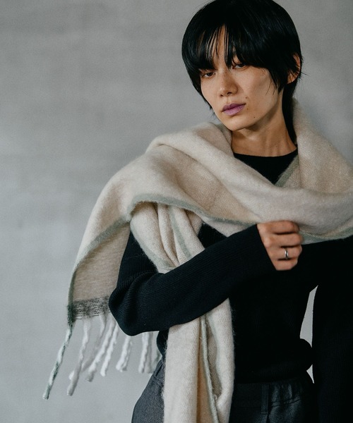 LEPSIM（レプシィム）の「配色無地ストール　587985（ストール/ショール・レディース・チャコールグレー/レッド/アイボリー・ONE SIZE）」の7枚目の写真