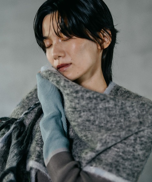 LEPSIM（レプシィム）の「配色無地ストール　587985（ストール/ショール・レディース・チャコールグレー/レッド/アイボリー・ONE SIZE）」の11枚目の写真