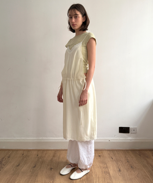 SINOON(シヌーン)の「V-Neck Layered Lace Silky Dress (Cream Yellow)(ワンピース・レディース・イエロー・FREE)」の2枚目の写真