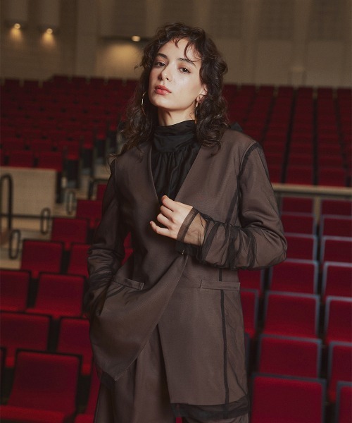 Callarus(カラルス)の「【お呼ばれ・よそいき・結婚式・パーティー・オケージョンドレス】<単品>チュールレイヤードデザインジャケット〔Callarus〕(ノーカラージャケット・レディース・チャコール/ブラウン/ブラック系その他・3L/LL/L/M)」の4枚目の写真