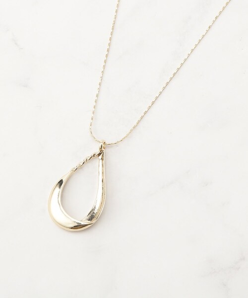 SHOO・LA・RUE(シューラルー)の「フェイクスエードドロップネックレス(ネックレス・レディース・ダークブラウン/ゴールド/ブラック・00)」の5枚目の写真