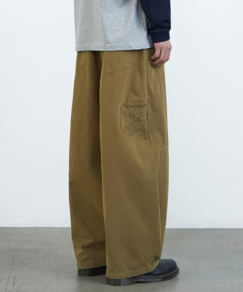 URBANSTOFF(アーバンストッフ)の「アートワークカーペンター ロングバルーンパンツ (ブラウン)(その他パンツ・レディース・その他・MEDIUM/LARGE)」の2枚目の写真