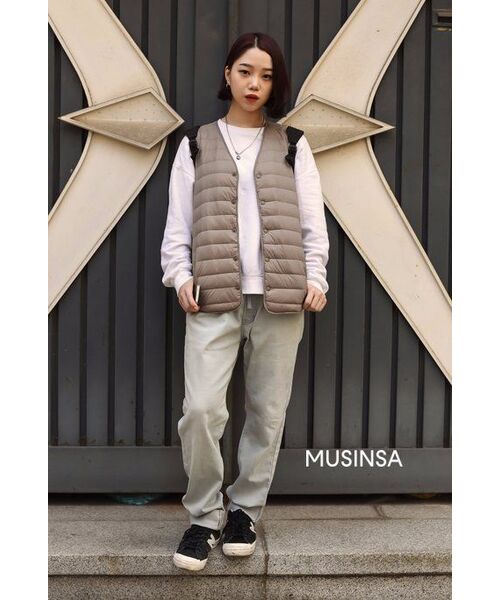 MUSINSA STANDARD（ムシンサスタンダード）の「Vネックライトダウンベスト[ベージュ]（ダウンベスト・メンズ・その他・28.5cm）」の2枚目の写真