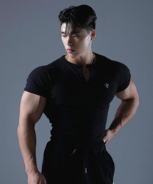 CARMID（カミド）の「ヘンリーネックマッスルフィットリブニット半袖Tシャツ（Tシャツ/カットソー）」