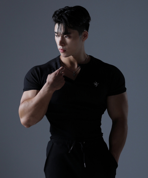 CARMID（カミド）の「ヘンリーネックマッスルフィットリブニット半袖Tシャツ（Tシャツ/カットソー・メンズ・その他・1/2/3）」の4枚目の写真