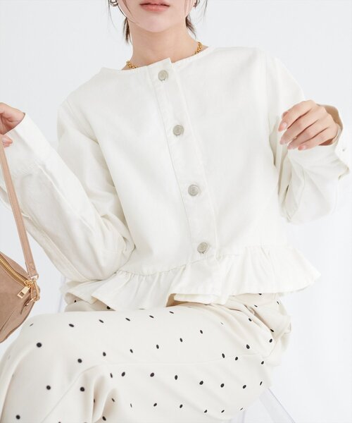 natural couture(ナチュラルクチュール)の「ノーカラーペプラムデニムジャケット(デニムジャケット・レディース・オフホワイト/ブルー/インディゴブルー・FREE)」の2枚目の写真