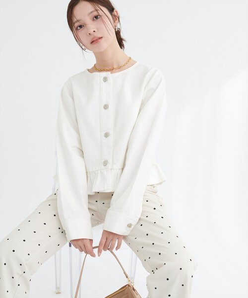 natural couture(ナチュラルクチュール)の「ノーカラーペプラムデニムジャケット(デニムジャケット・レディース・オフホワイト/ブルー/インディゴブルー・FREE)」の4枚目の写真