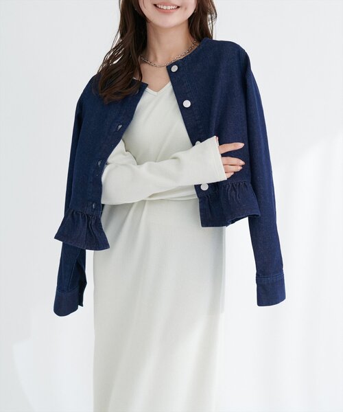 natural couture(ナチュラルクチュール)の「ノーカラーペプラムデニムジャケット(デニムジャケット・レディース・オフホワイト/ブルー/インディゴブルー・FREE)」の6枚目の写真