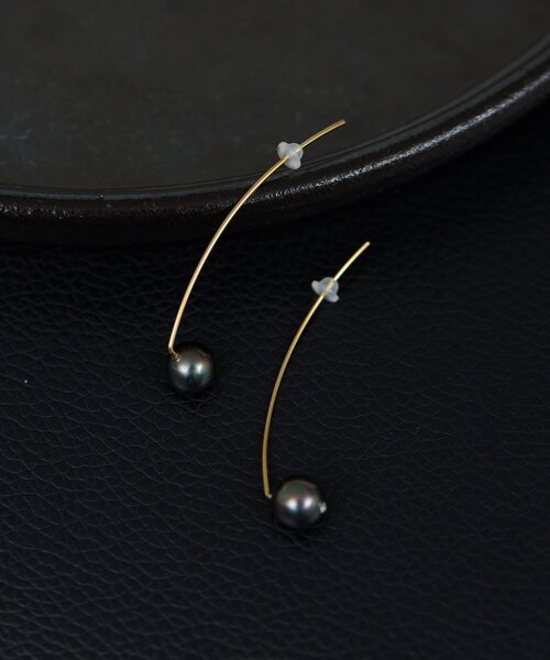 GALLARDAGALANTE(ガリャルダガランテ)の「シェルパールラインフックピアス(ピアス(両耳用)・レディース・ホワイト/ネイビー・FREE)」の1枚目の写真