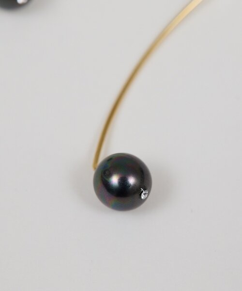 GALLARDAGALANTE(ガリャルダガランテ)の「シェルパールラインフックピアス(ピアス(両耳用)・レディース・ホワイト/ネイビー・FREE)」の7枚目の写真