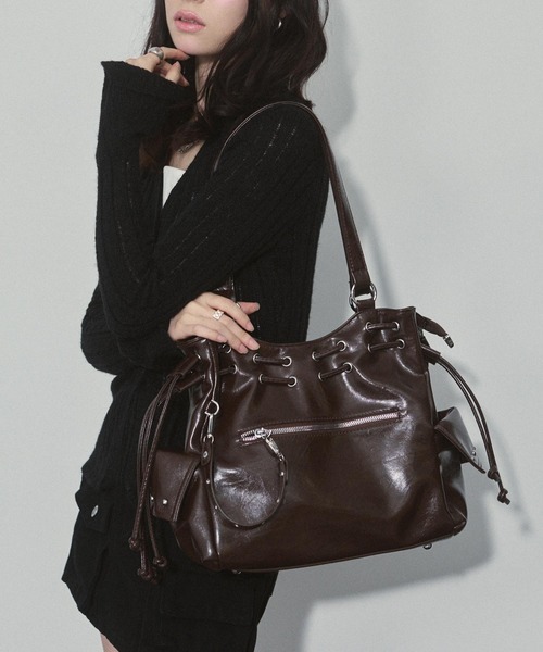 ENVYM（アンビー）の「スタッズ エナメル ドロスト ハンドバッグ 【2WAY】（ハンドバッグ・レディース・ブラウン/ブラック/アイボリー・FREE）」の3枚目の写真