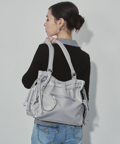 ENVYM（アンビー）の「スタッズ エナメル ドロスト ハンドバッグ 【2WAY】（ハンドバッグ・レディース・ブラウン/ブラック/アイボリー・FREE）」の7枚目の写真