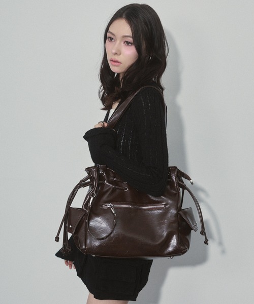 ENVYM（アンビー）の「スタッズ エナメル ドロスト ハンドバッグ 【2WAY】（ハンドバッグ・レディース・ブラウン/ブラック/アイボリー・FREE）」の12枚目の写真