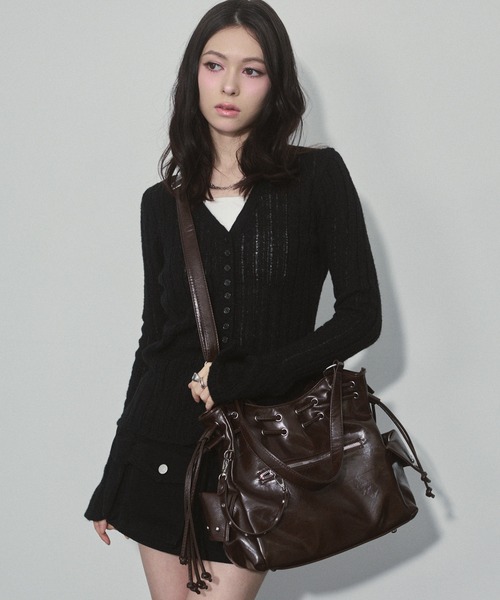 ENVYM（アンビー）の「スタッズ エナメル ドロスト ハンドバッグ 【2WAY】（ハンドバッグ・レディース・ブラウン/ブラック/アイボリー・FREE）」の9枚目の写真