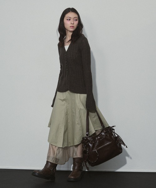 ENVYM（アンビー）の「スタッズ エナメル ドロスト ハンドバッグ 【2WAY】（ハンドバッグ・レディース・ブラウン/ブラック/アイボリー・FREE）」の14枚目の写真