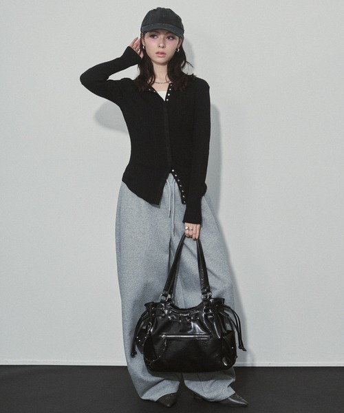 ENVYM（アンビー）の「スタッズ エナメル ドロスト ハンドバッグ 【2WAY】（ハンドバッグ・レディース・ブラウン/ブラック/アイボリー・FREE）」の19枚目の写真