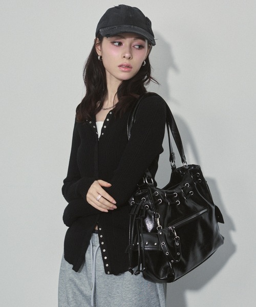 ENVYM（アンビー）の「スタッズ エナメル ドロスト ハンドバッグ 【2WAY】（ハンドバッグ・レディース・ブラウン/ブラック/アイボリー・FREE）」の16枚目の写真