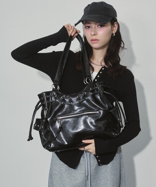 ENVYM（アンビー）の「スタッズ エナメル ドロスト ハンドバッグ 【2WAY】（ハンドバッグ・レディース・ブラウン/ブラック/アイボリー・FREE）」の17枚目の写真