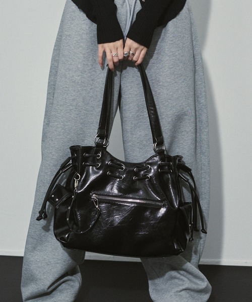 ENVYM（アンビー）の「スタッズ エナメル ドロスト ハンドバッグ 【2WAY】（ハンドバッグ・レディース・ブラウン/ブラック/アイボリー・FREE）」の18枚目の写真