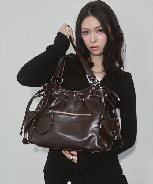 ENVYM（アンビー）の「スタッズ エナメル ドロスト ハンドバッグ 【2WAY】（ハンドバッグ・レディース・ブラウン/ブラック/アイボリー・FREE）」の11枚目の写真