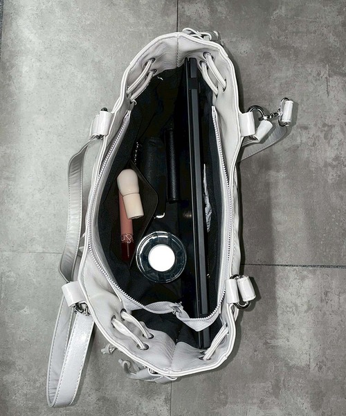 ENVYM（アンビー）の「スタッズ エナメル ドロスト ハンドバッグ 【2WAY】（ハンドバッグ・レディース・ブラウン/ブラック/アイボリー・FREE）」の21枚目の写真