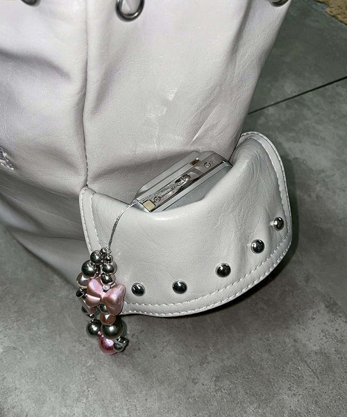 ENVYM（アンビー）の「スタッズ エナメル ドロスト ハンドバッグ 【2WAY】（ハンドバッグ・レディース・ブラウン/ブラック/アイボリー・FREE）」の22枚目の写真