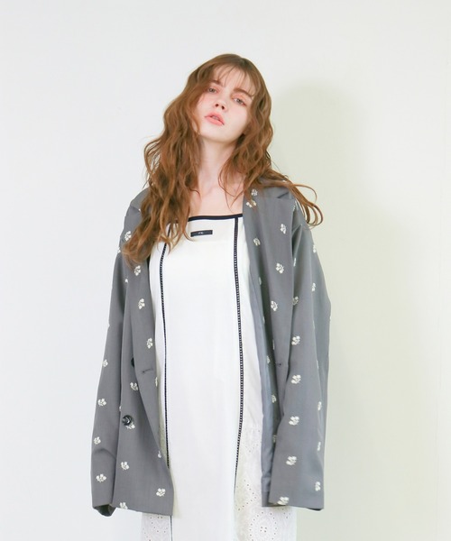 mic by Olu.(ミックバイオルドット)の「< ZOZOTOWN限定 >フラワーエンブロイダリ―ジャケット(テーラードジャケット・レディース・グレー/ブラック・FREE)」の4枚目の写真