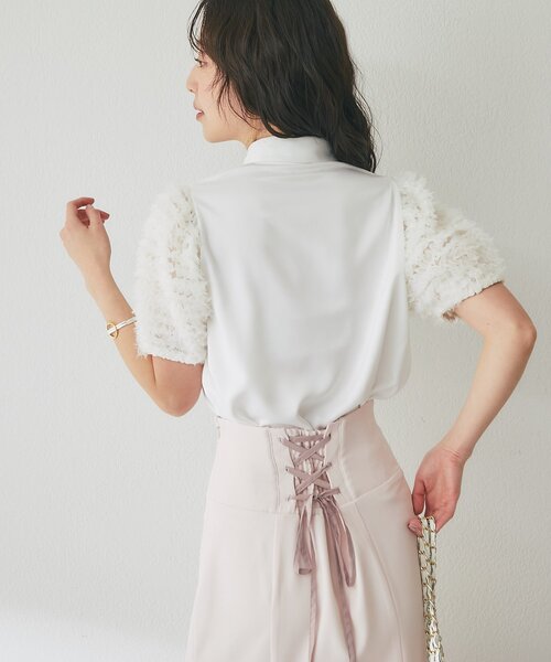 La boutique BonBon（ラブティックボンボン）の「フリルチュールスリーブビジュー釦ブラウス（シャツ/ブラウス・レディース・ブラック/ホワイト・FREE）」の5枚目の写真