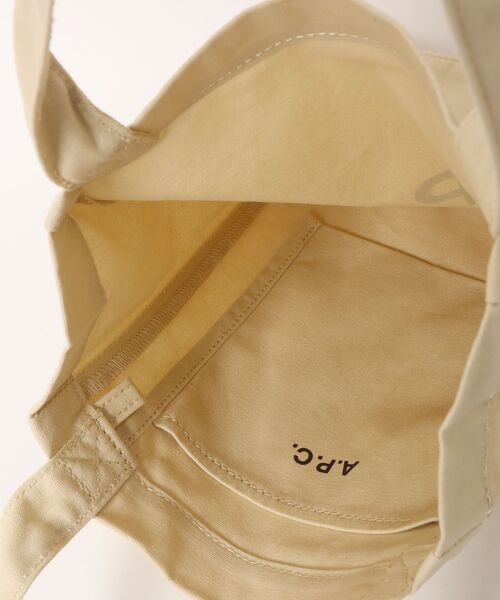 A.P.C.(アーペーセー)の「TOTE LOU RUE MADAME SMALL 2.0(トートバッグ・レディース・ベージュ系その他・ONESIZE)」の4枚目の写真