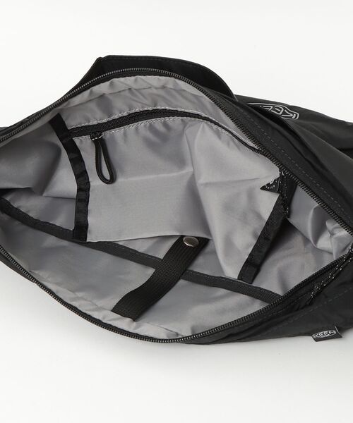 KEEN（キーン）の「NYLON SHELL SHOULDER / ナイロン シェル ショルダー（ショルダーバッグ・メンズ・ブラック・OS）」の4枚目の写真