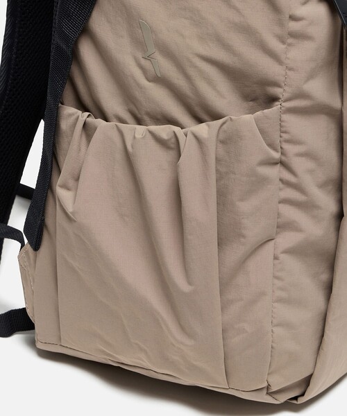 AIGLE(エーグル)の「撥水 ネイバーフッド バッグパック 18L(バックパック/リュック・レディース・ブラウン/ブラック・FREE)」の9枚目の写真