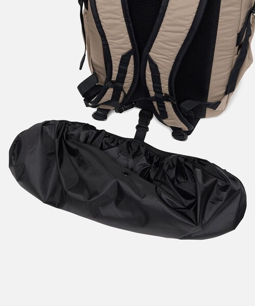 AIGLE(エーグル)の「撥水 ネイバーフッド バッグパック 18L(バックパック/リュック・レディース・ブラウン/ブラック・FREE)」の11枚目の写真
