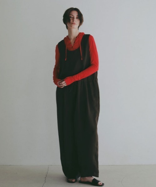 ETRE TOKYO(エトレトウキョウ)の「【先行予約限定 10%OFF】クルーネックキュプラタンクオールインワン(つなぎ/オールインワン・レディース・ブラック/ブラウン・S/M)」の2枚目の写真