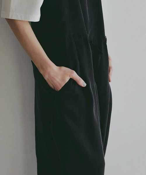 ETRE TOKYO(エトレトウキョウ)の「【先行予約限定 10%OFF】クルーネックキュプラタンクオールインワン(つなぎ/オールインワン・レディース・ブラック/ブラウン・S/M)」の11枚目の写真