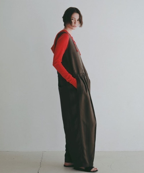 ETRE TOKYO(エトレトウキョウ)の「【先行予約限定 10%OFF】クルーネックキュプラタンクオールインワン(つなぎ/オールインワン・レディース・ブラック/ブラウン・S/M)」の5枚目の写真