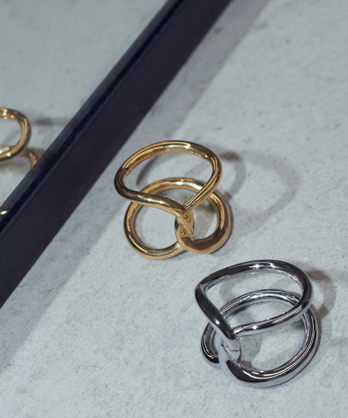 GOLDY(ゴールディ)の「【金属アレルギー軽減】ワイド ループ ライン クロス ステンレス リング(リング・レディース・シルバー/ゴールド・FREE)」の1枚目の写真