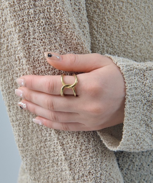 GOLDY(ゴールディ)の「【金属アレルギー軽減】ワイド ループ ライン クロス ステンレス リング(リング・レディース・シルバー/ゴールド・FREE)」の4枚目の写真