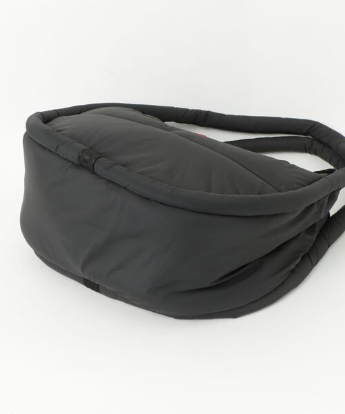 HUNTER（ハンター）の「HUNTER / ハンター：FRAMED PUFFER LARGE HOBO：UBX3705KBM[DEA]（ショルダーバッグ・レディース・ブラック・FREE）」の5枚目の写真