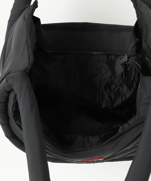 HUNTER（ハンター）の「HUNTER / ハンター：FRAMED PUFFER LARGE HOBO：UBX3705KBM[DEA]（ショルダーバッグ・レディース・ブラック・FREE）」の3枚目の写真