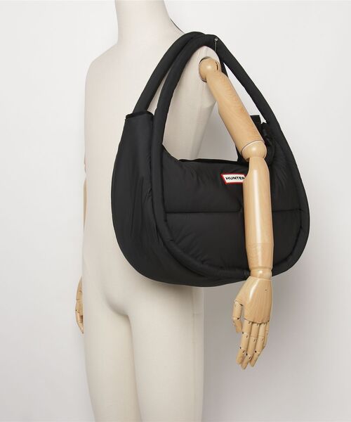 HUNTER（ハンター）の「HUNTER / ハンター：FRAMED PUFFER LARGE HOBO：UBX3705KBM[DEA]（ショルダーバッグ・レディース・ブラック・FREE）」の4枚目の写真