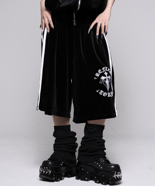 REFLEM(レフレム)の「『REFLEM/レフレム』クロス刺繍ベロアハーフパンツ(その他パンツ・レディース・ブラック×パープル/レオパード/ブラック×ピンク/ブラック×ホワイト・FREE)」の2枚目の写真