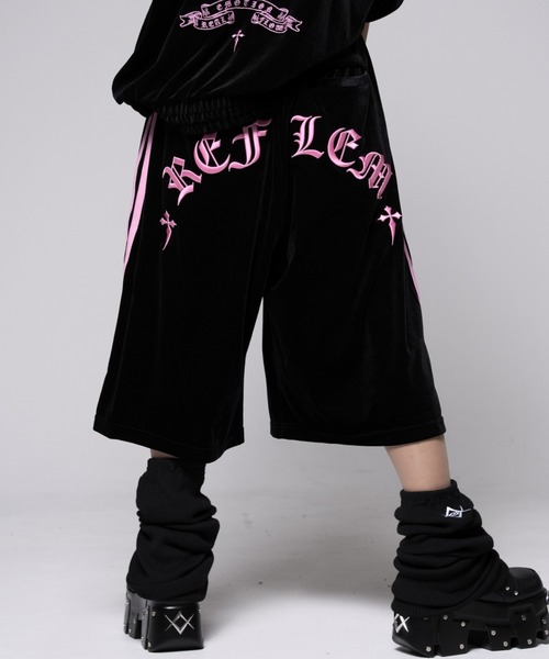 REFLEM(レフレム)の「『REFLEM/レフレム』クロス刺繍ベロアハーフパンツ(その他パンツ・レディース・ブラック×パープル/レオパード/ブラック×ピンク/ブラック×ホワイト・FREE)」の4枚目の写真