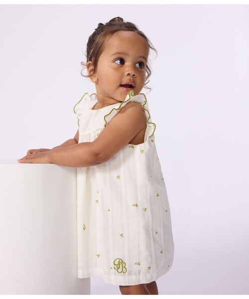 PETIT BATEAU(プチバトー)の「フラワープリントワンピース(ワンピース・キッズ・ホワイト×グリーン・12MONTH/36MONTH/24MONTH/18MONTH)」の2枚目の写真